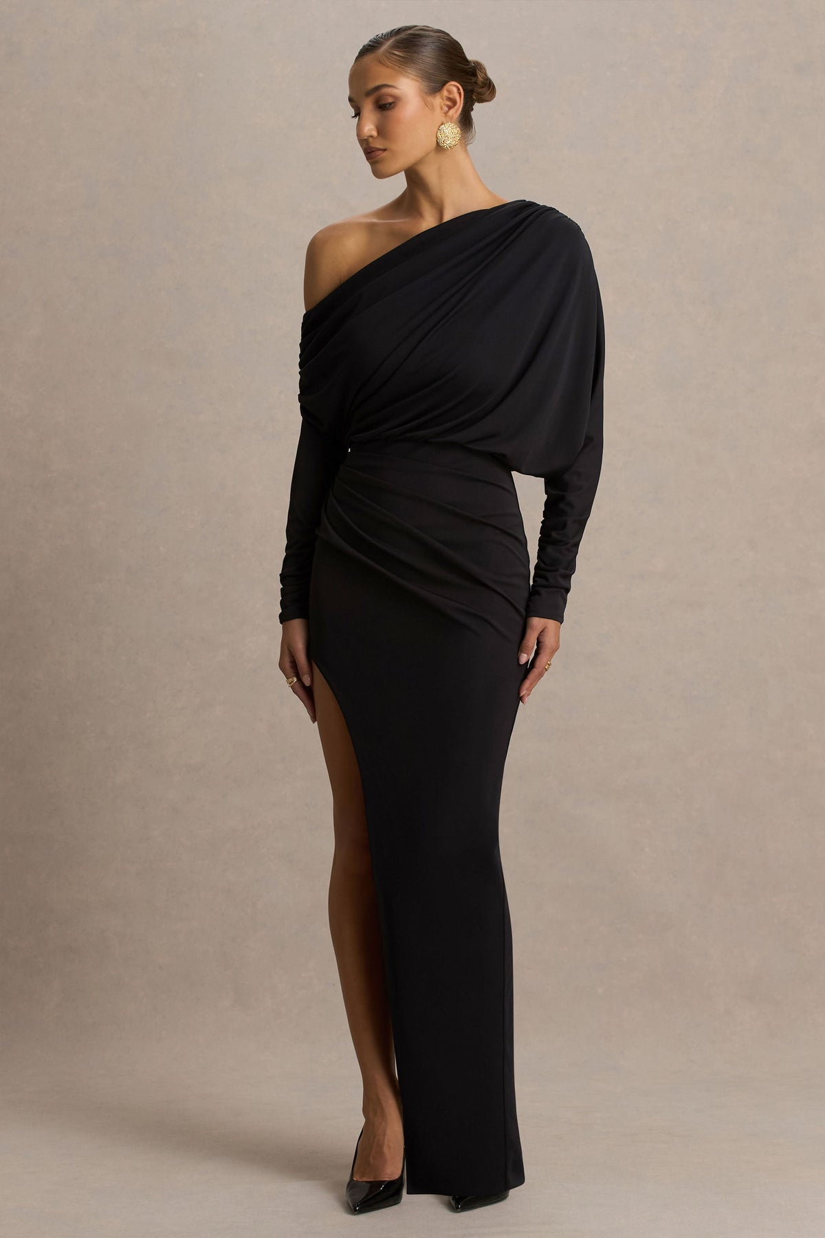 Olivia | Vestido Largo Negro de Escote Asimétrico con Detalle Fruncido y Abertura Frontal