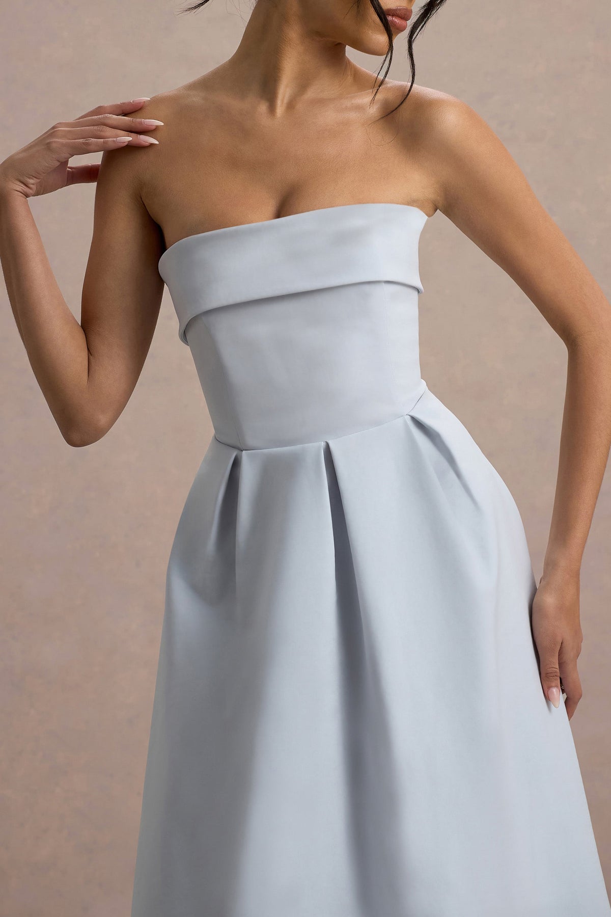 Maddalena | Vestido largo en azul empolvado con falda plisada
