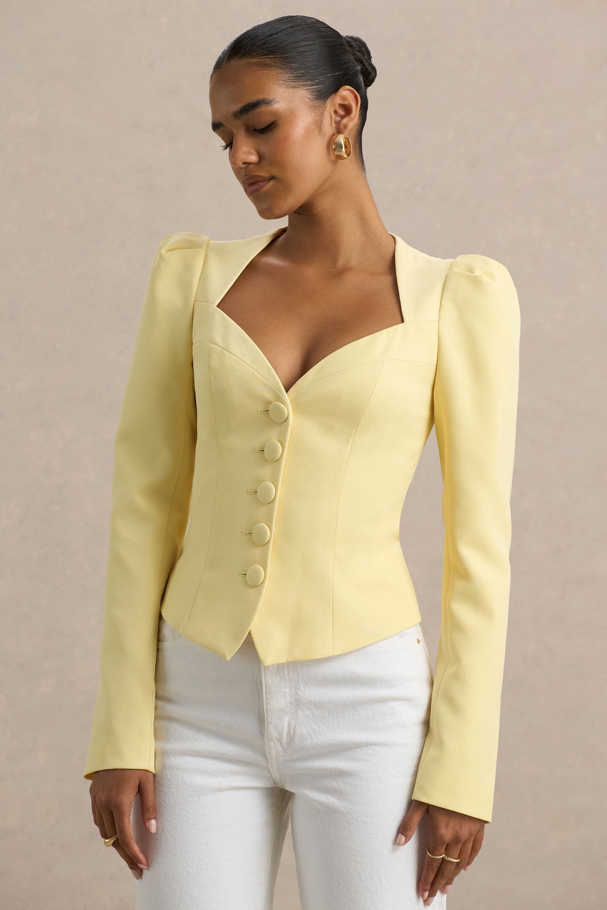 Olympia | Top de manga larga amarillo con escote corazón y detalle de botones forrados