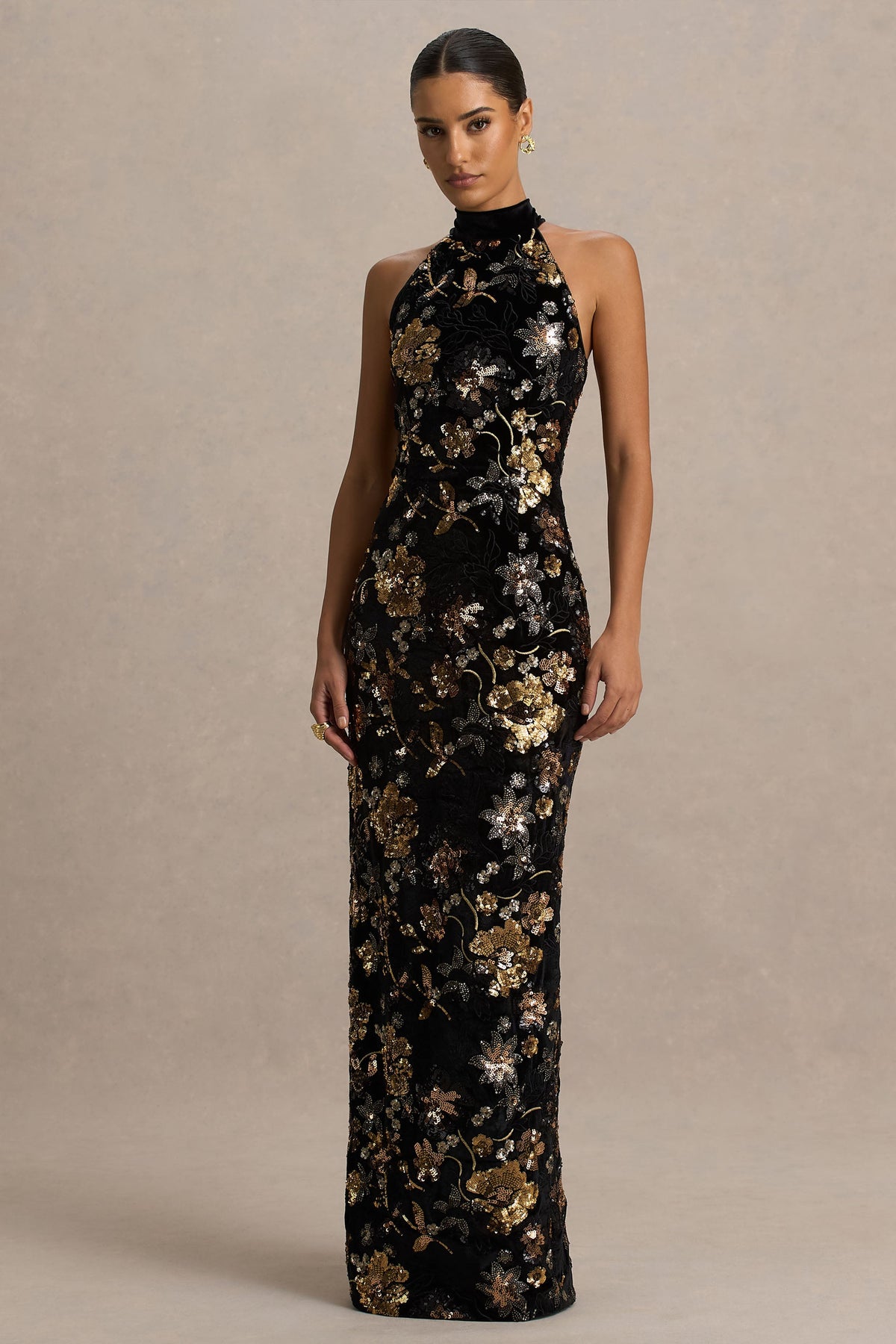 Tate | Vestido Largo de Terciopelo Negro con Escote Halter y Lentejuelas Florales en Bronce