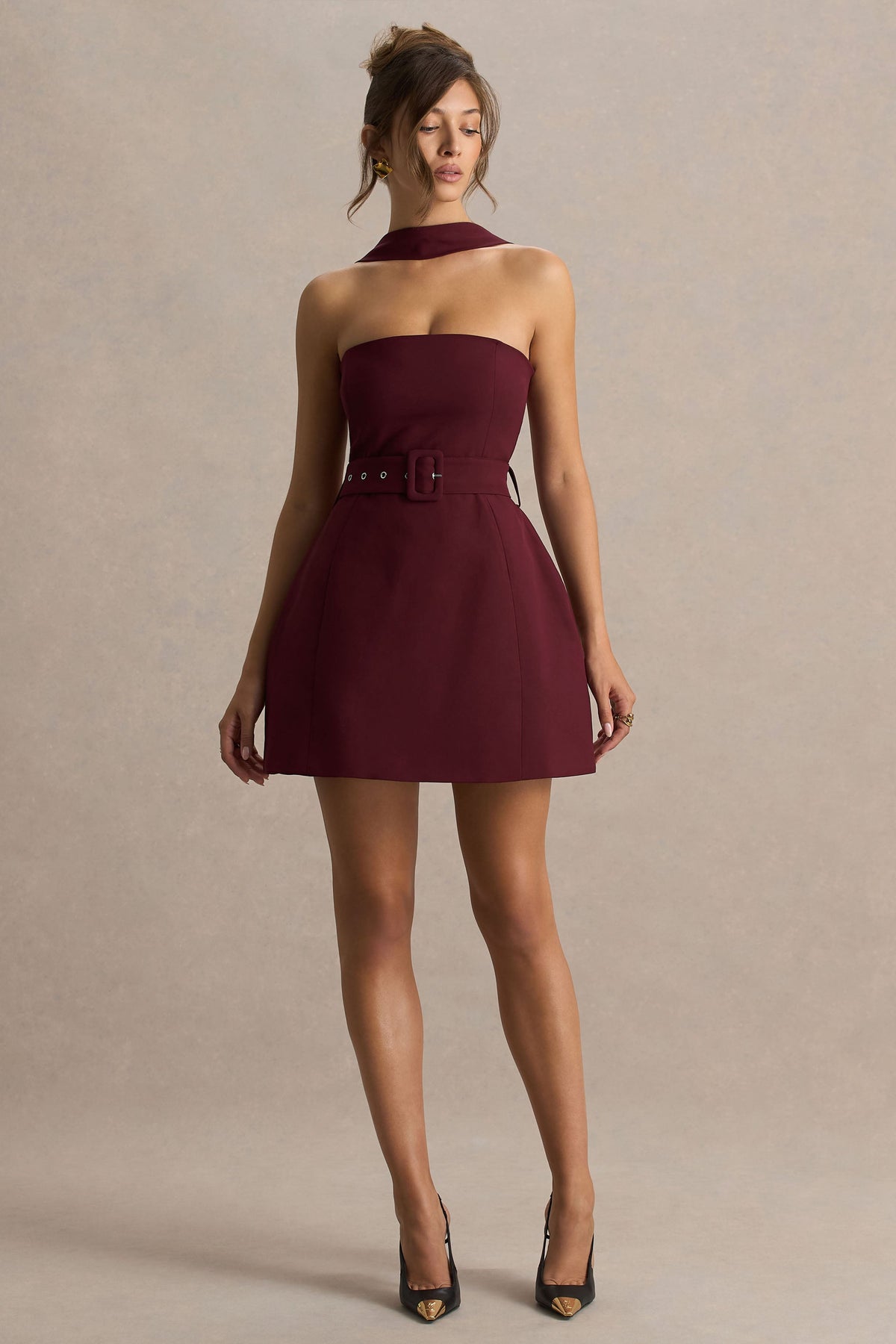 Timberly | Vestido corto en  burdeos de cuello alto y corte entallado