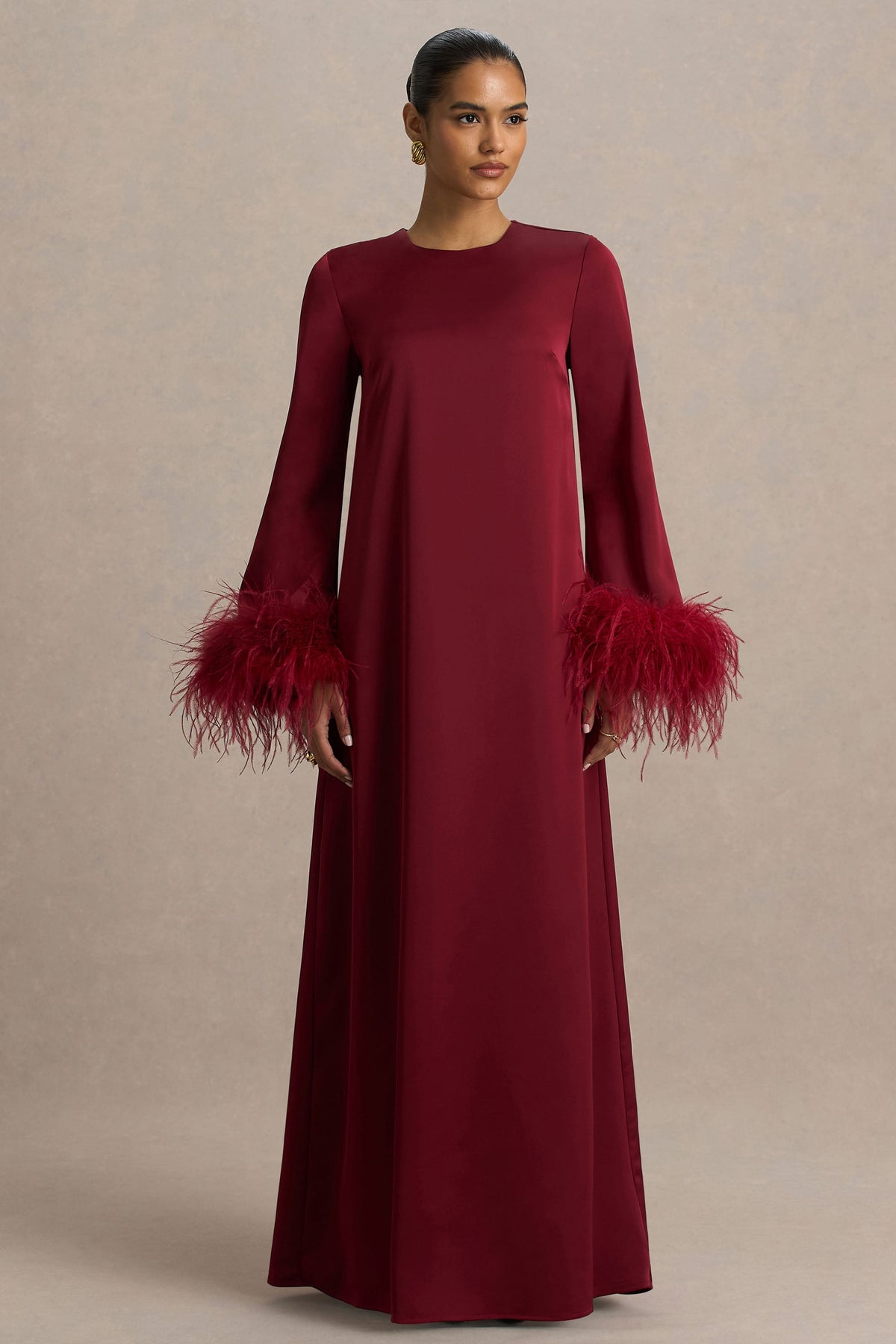 Adella | Vestido Largo de Satén Burdeos con Detalle de Plumas
