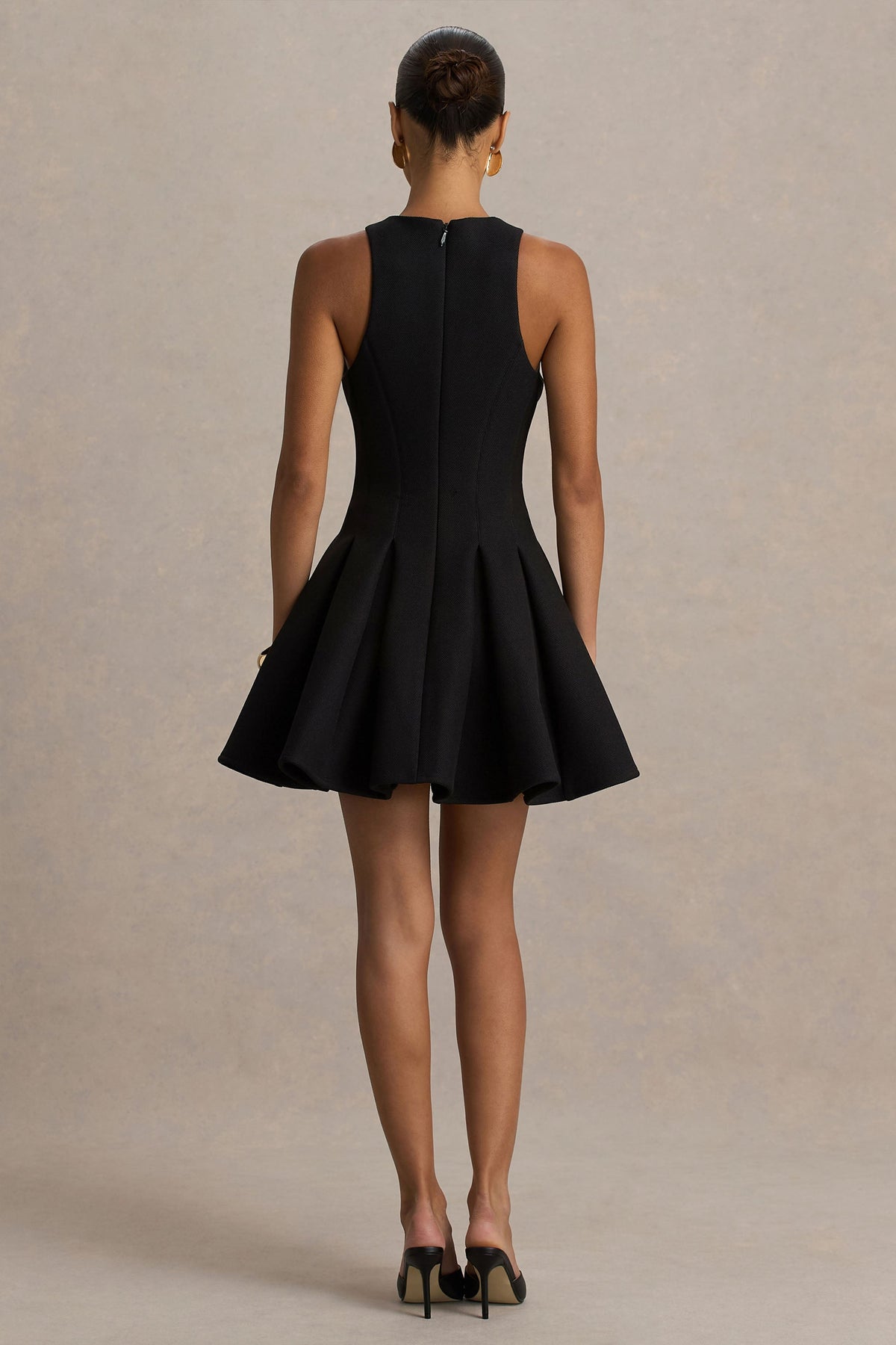 Leilani | Vestido Corto Negro de Escote Alto con Detalle de Volantes