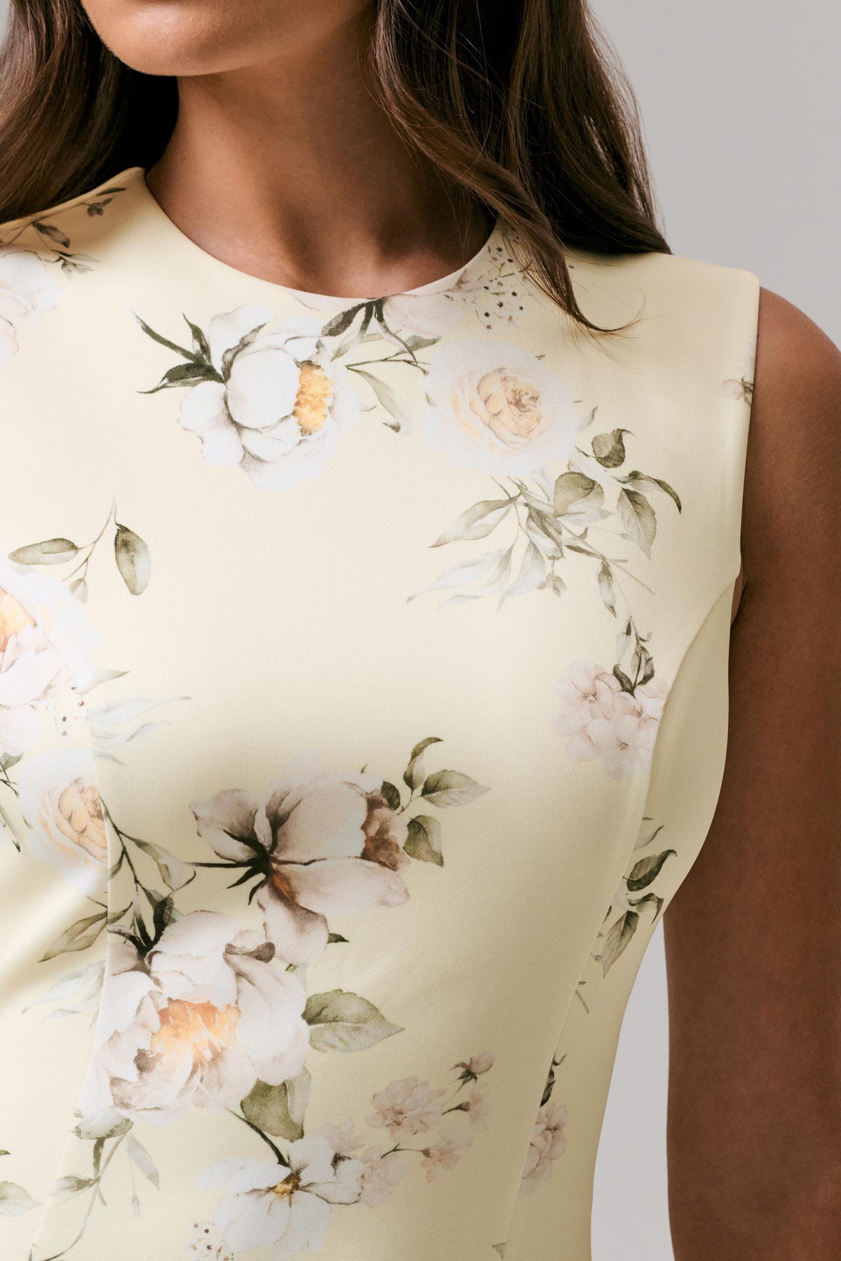 Priceless | Vestido Midi Cola de Pescado con Estampado de Limón y Escote Alto