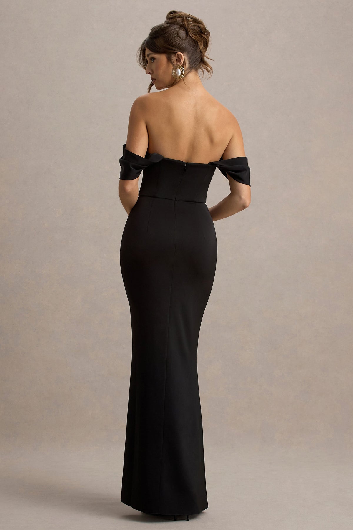 Annie | Vestido largo negro satinado con escote bardot y detalles fruncidos