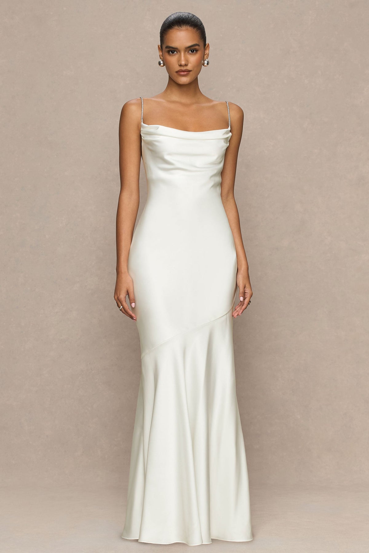 Maelia | Vestido largo de satén color crema con escote drapeado y tirantes adornado