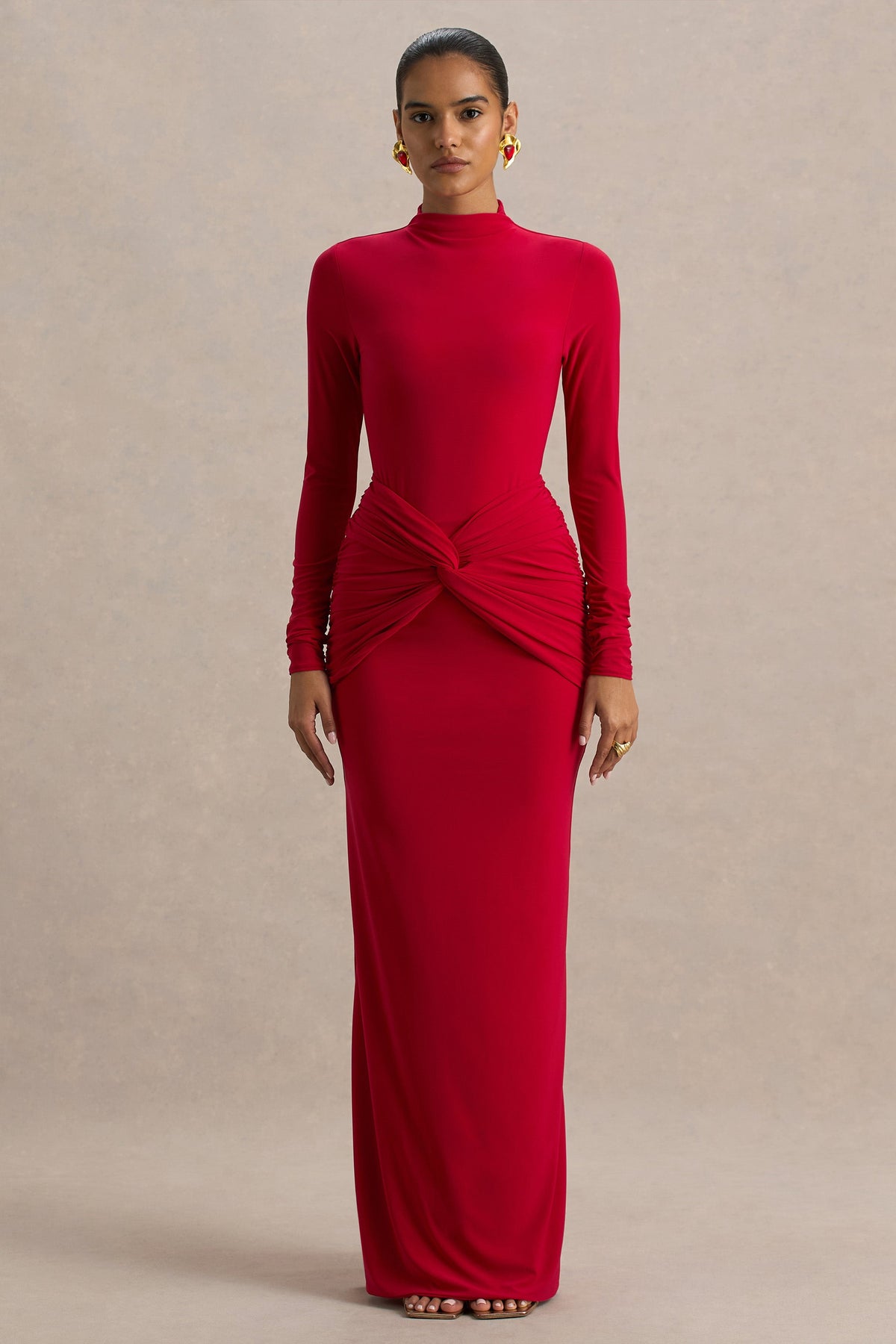 Alula | Vestido Rojo Largo con Cuello Alto y Detalle de Giro en el centro