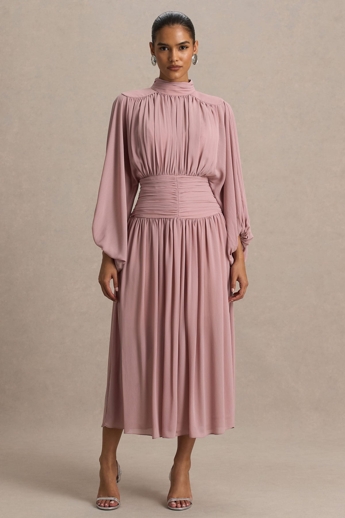 Annabel | Vestido midi rosa empolvado con cuello alto, cintura caída y detalles plisados