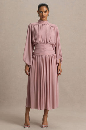 Annabel | Vestido midi rosa empolvado con cuello alto, cintura caída y detalles plisados