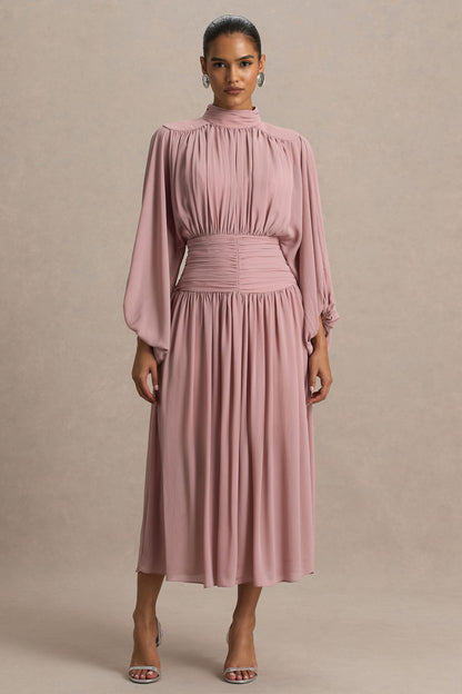 Annabel | Vestido midi rosa empolvado con cuello alto, cintura caída y detalles plisados