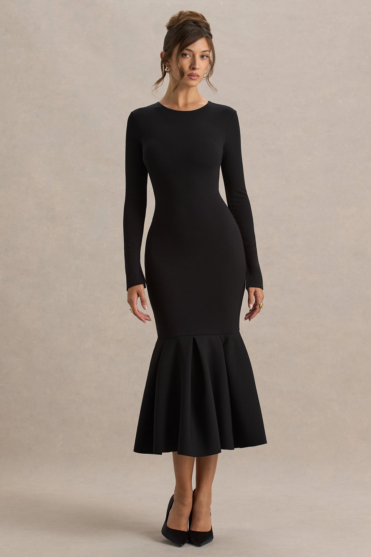 Liberty | Vestido midi negro con mangas largas y bajo con volante