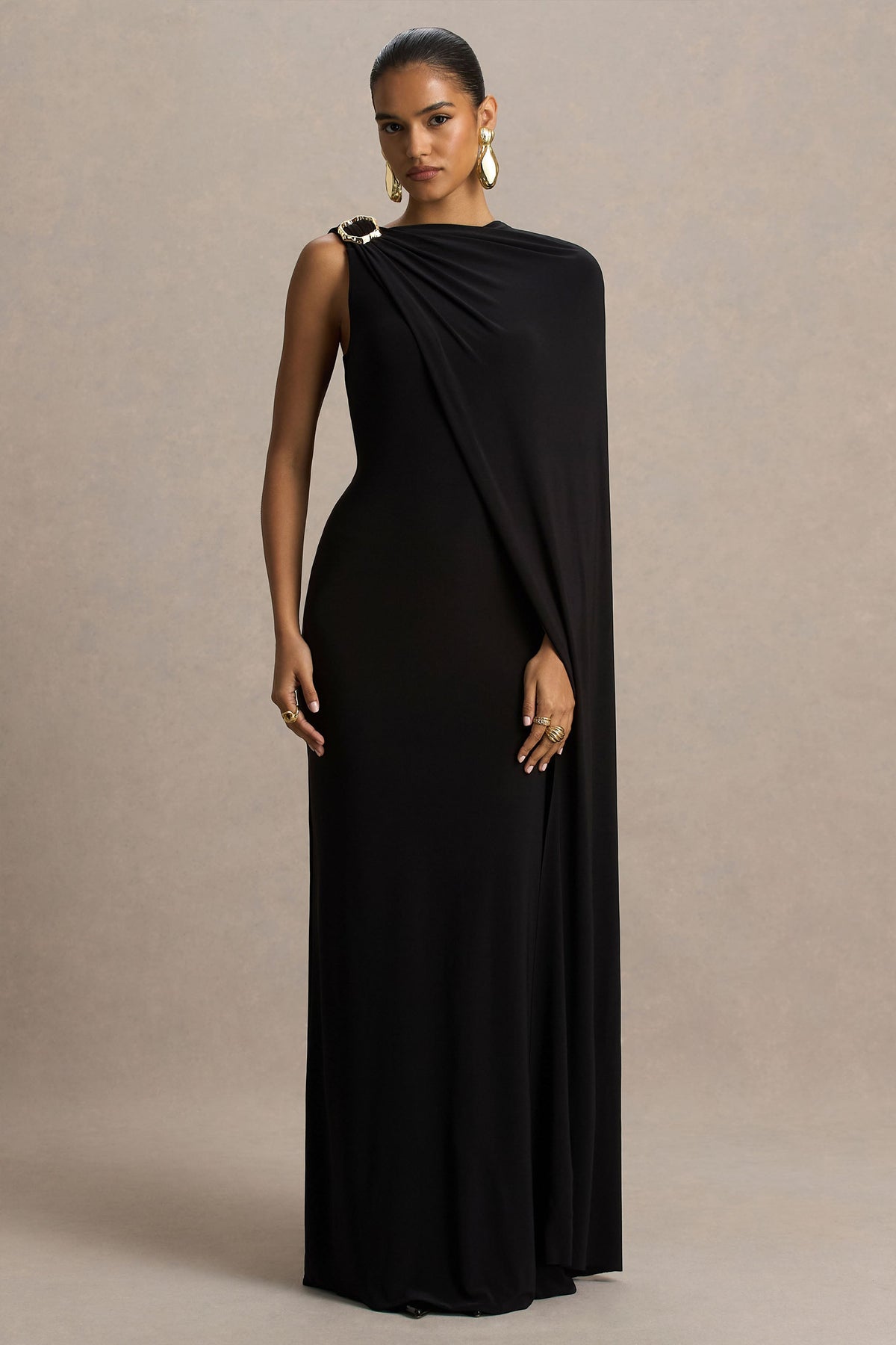 Cressida | Vestido Largo negro con escote asimétrico y manga tipo capa