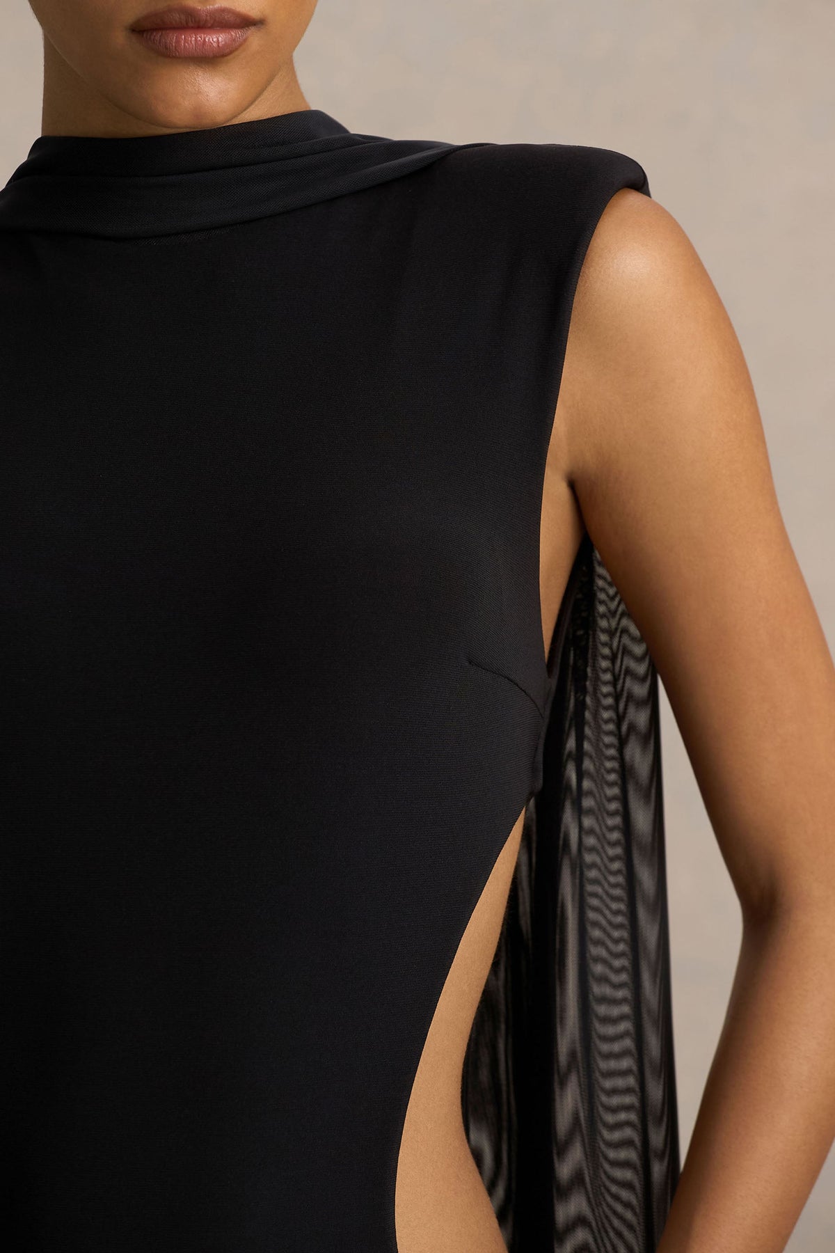 Katara | Vestido Largo Negro de Cuello Alto con Recortes
