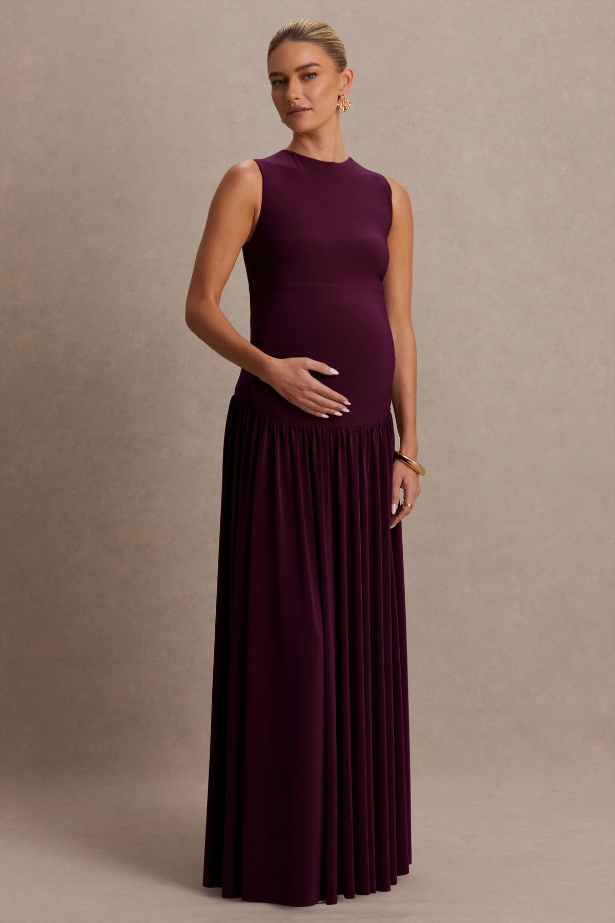 Outline | Vestido Largo Premamá Burdeos de Cuello Alto con Falda Drapeada