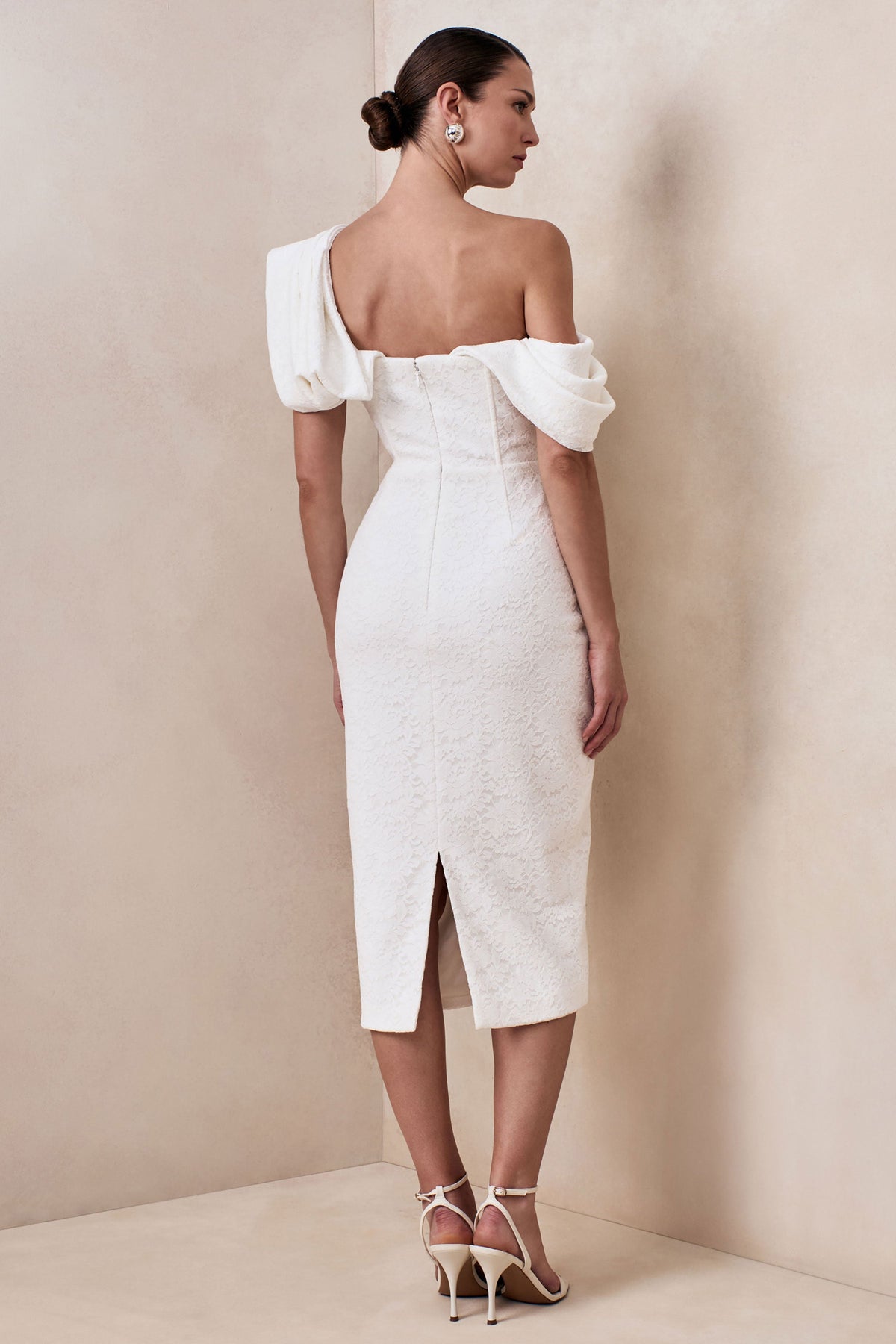 Farvera | Vestido Midi Blanco De Encaje Con Escote Asimétrico Y Detalle Drapeado