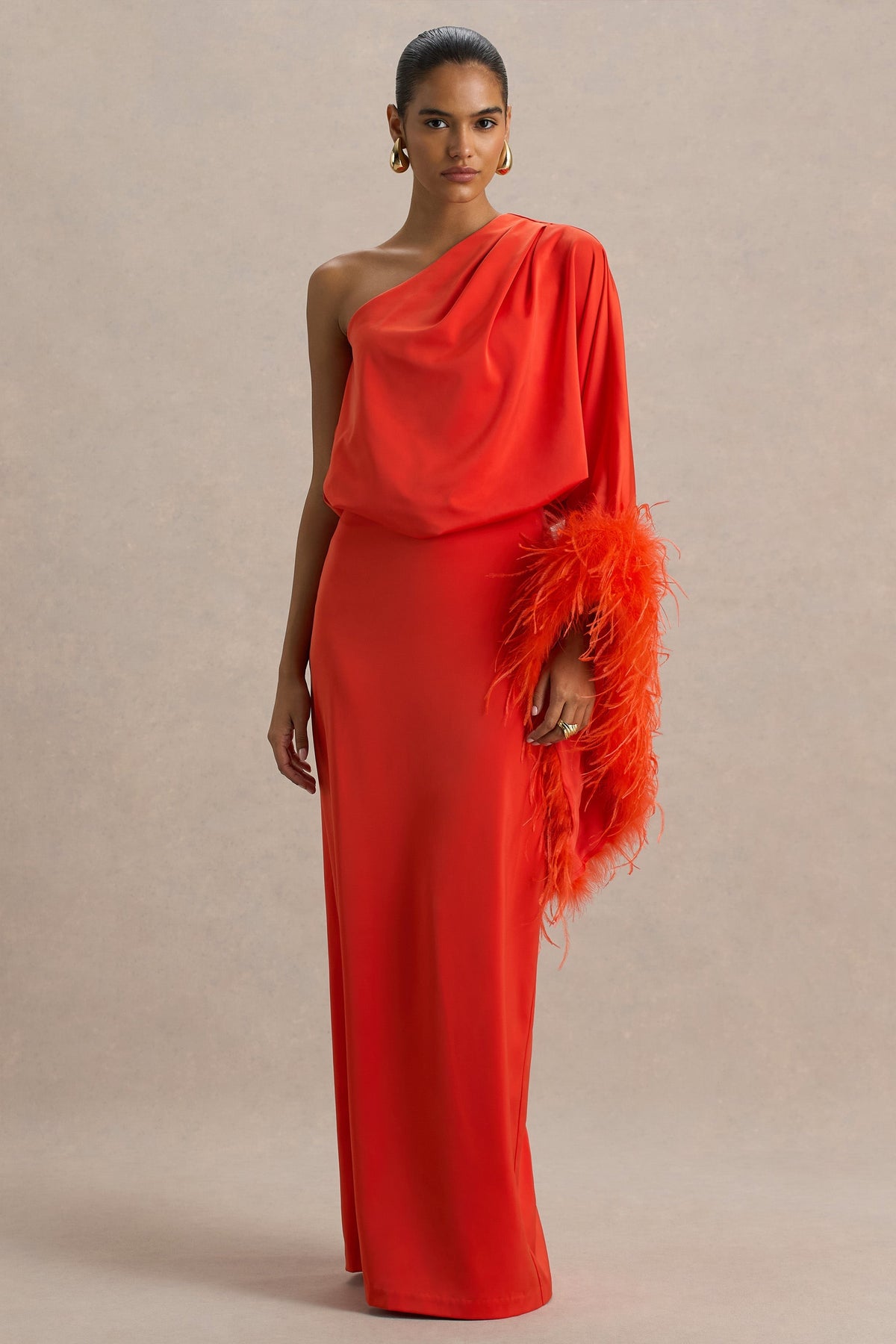 Felicity | Vestido Largo naranja de satén con escote asimétrico con plumas y detalles fruncidos