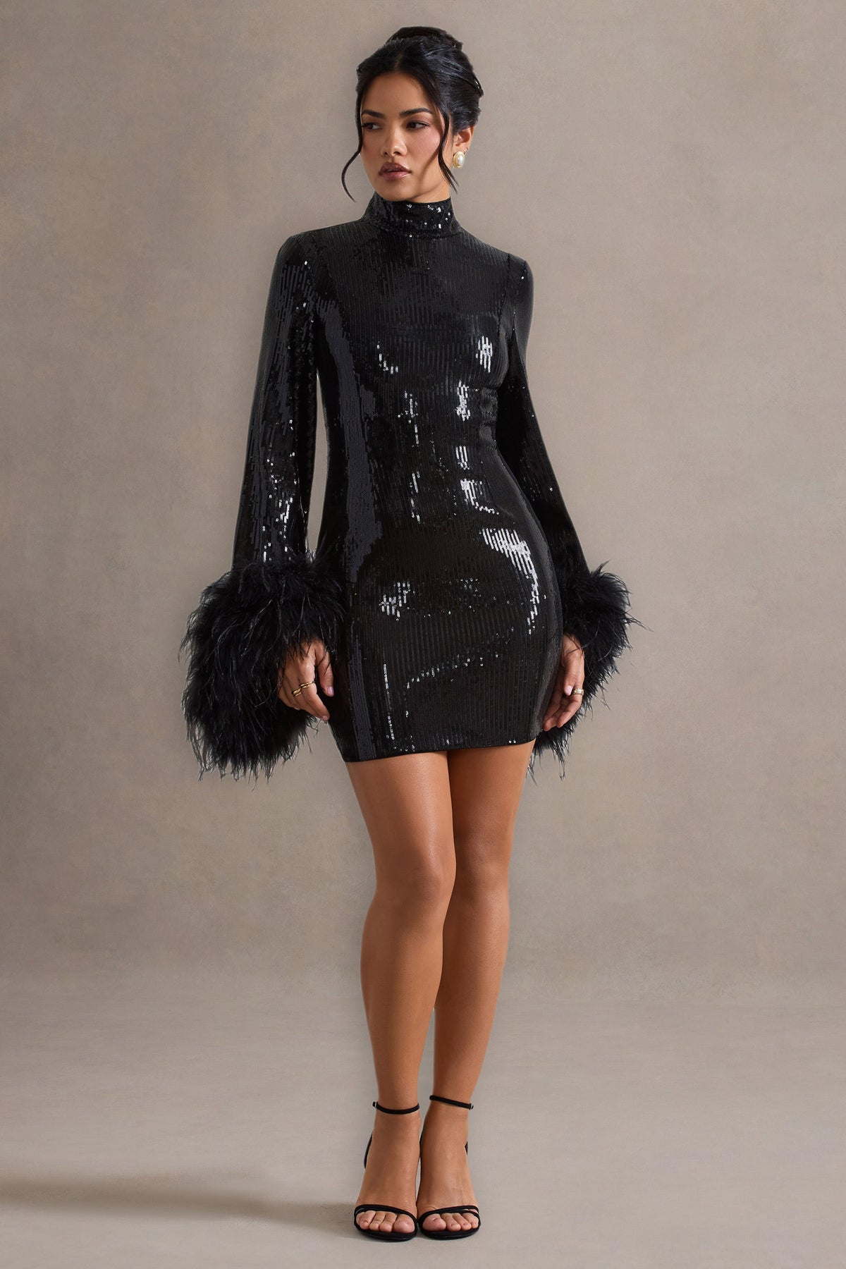 Cupid | Vestido corto de lentejuelas negras y Puños de plumas