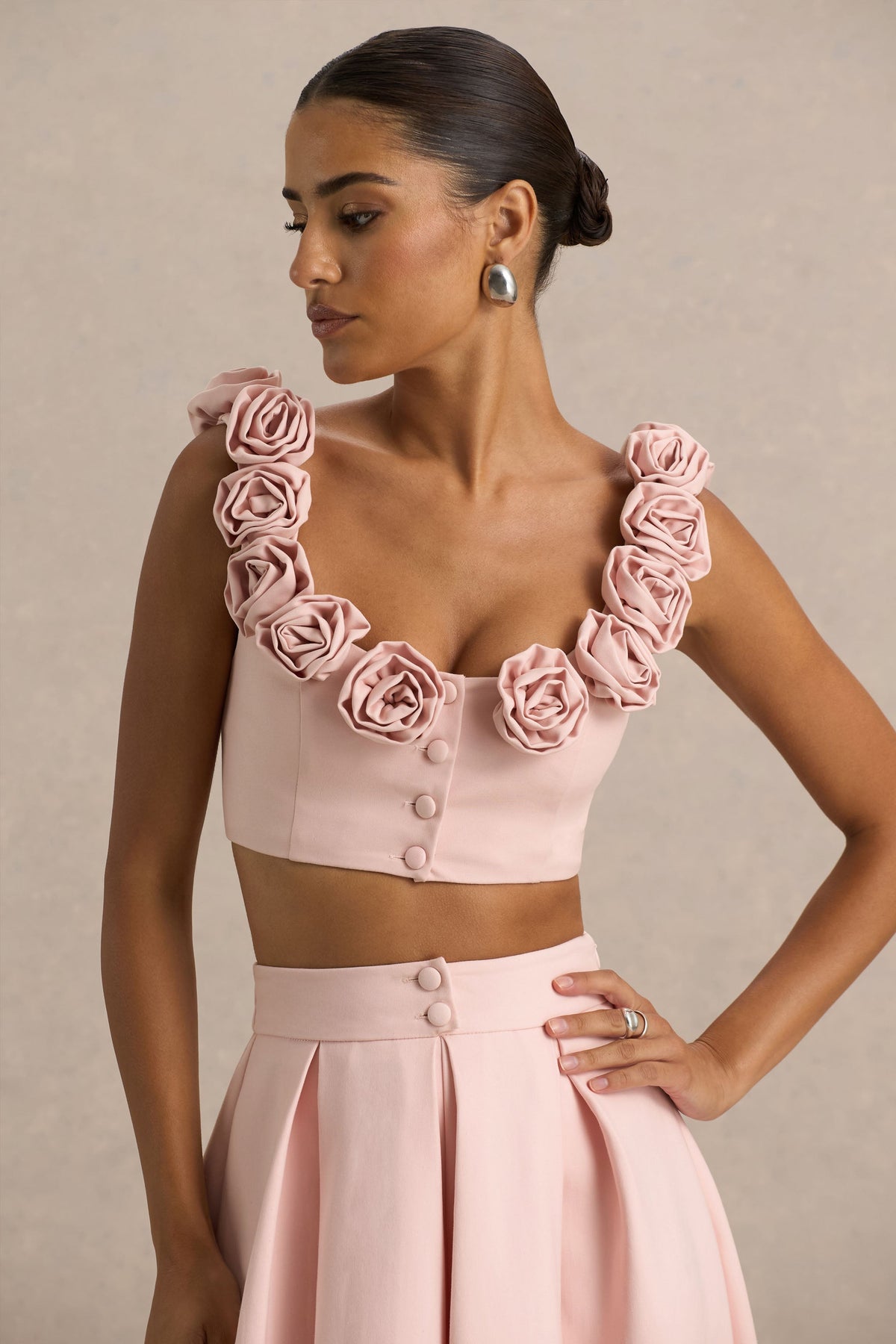 Blade | Top corto de tirantes rosa bebé con escote  redondeado con detalles florales