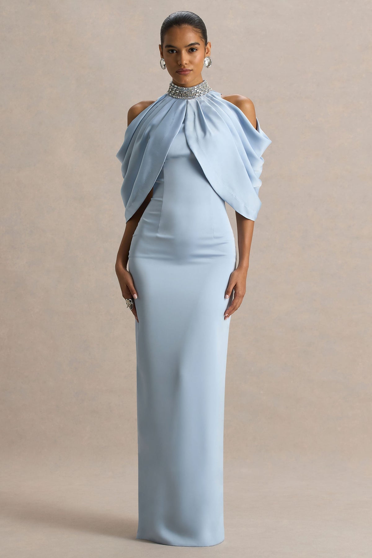Sulliana | Vestido largo azul empolvado de satén con cuello alto adornado y mangas tipo capa