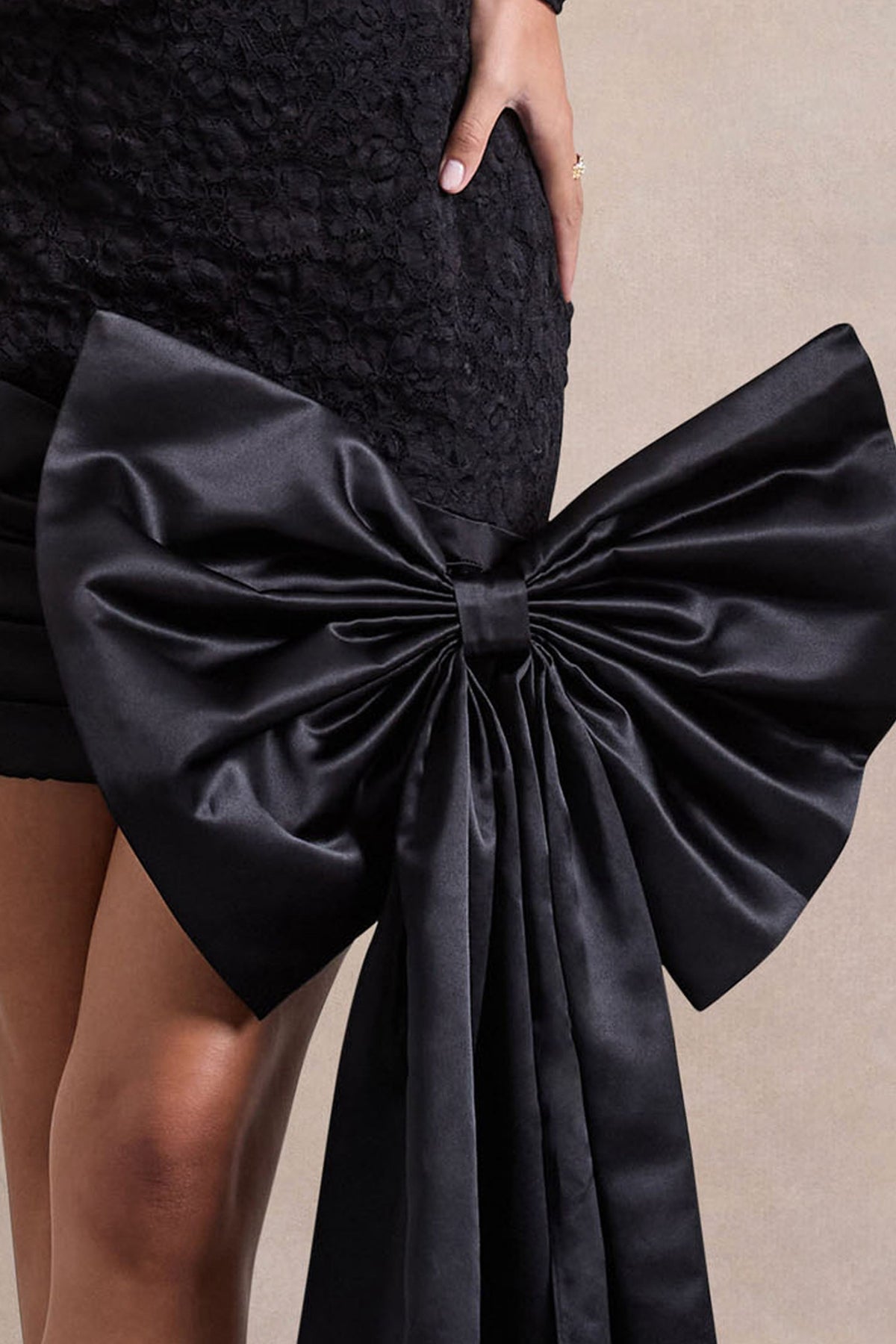 Evry | Vestido corto de encaje negro con mangas largas y lazo grande de satén