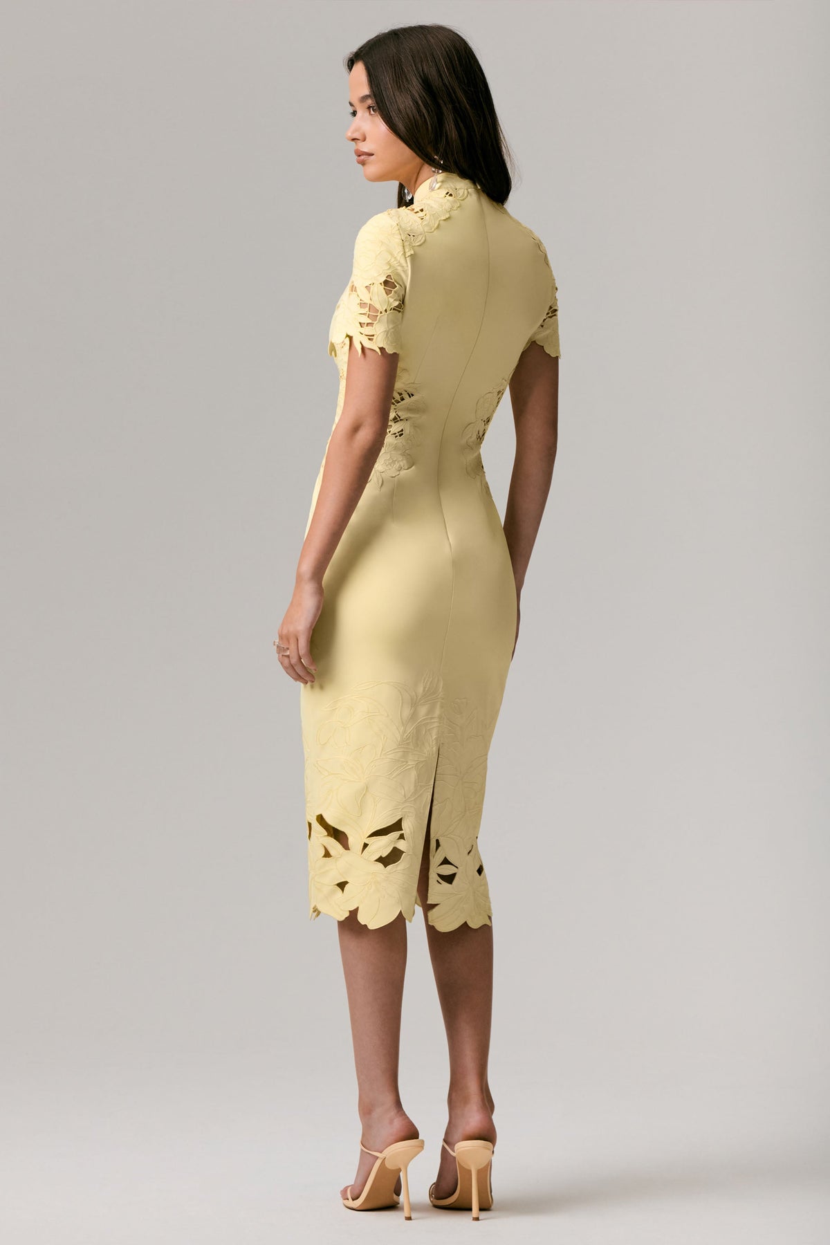 Guest List | Vestido midi limón con cuello alto y detalles calados de crochet