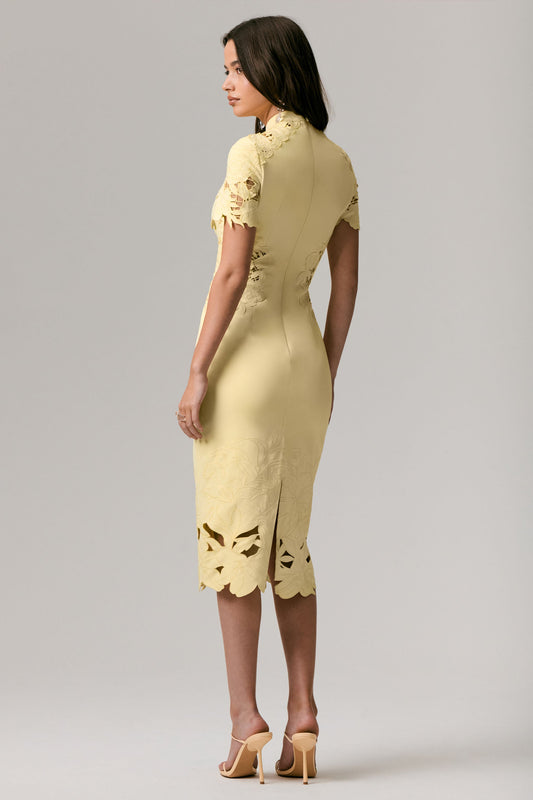 Guest List | Vestido midi limón con cuello alto y detalles calados de crochet