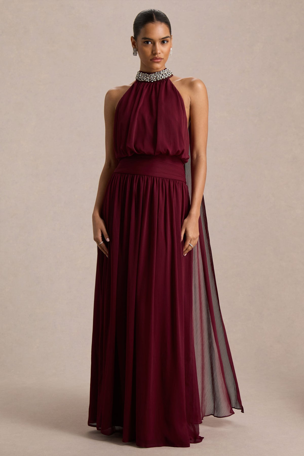 Marie | Vestido largo burdeos con escote halter y detalles adornados