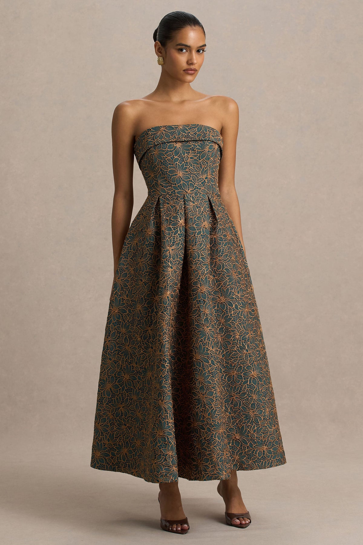 Loretta | Vestido midi bordado en verde oscuro y óxido con escote bandeau