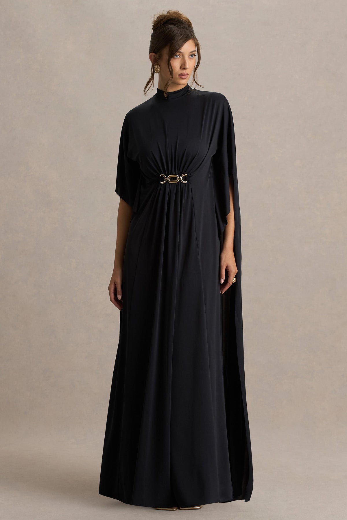 Olessia | Vestido negro con mangas tipo capa y cinturón con detalles dorados