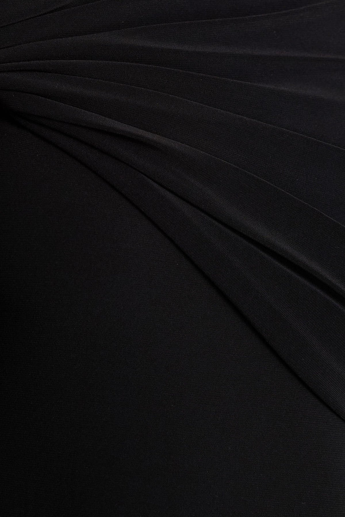 Alexia | Vestido Largo Negro De Escote Asimétrico Con Apliques y Detalle Fruncido