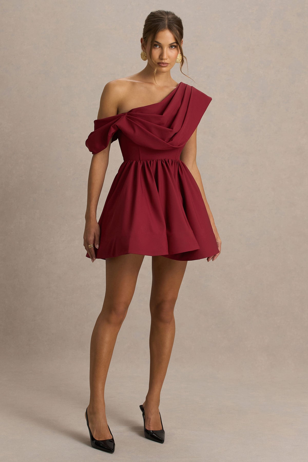Verona | Vestido corto skater burdeos con escote asimétrico drapeado