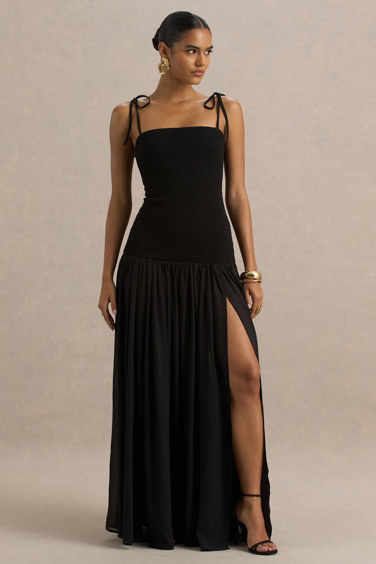 Maeva | Vestido largo negro con escote cuadrado y cuerpo fruncido