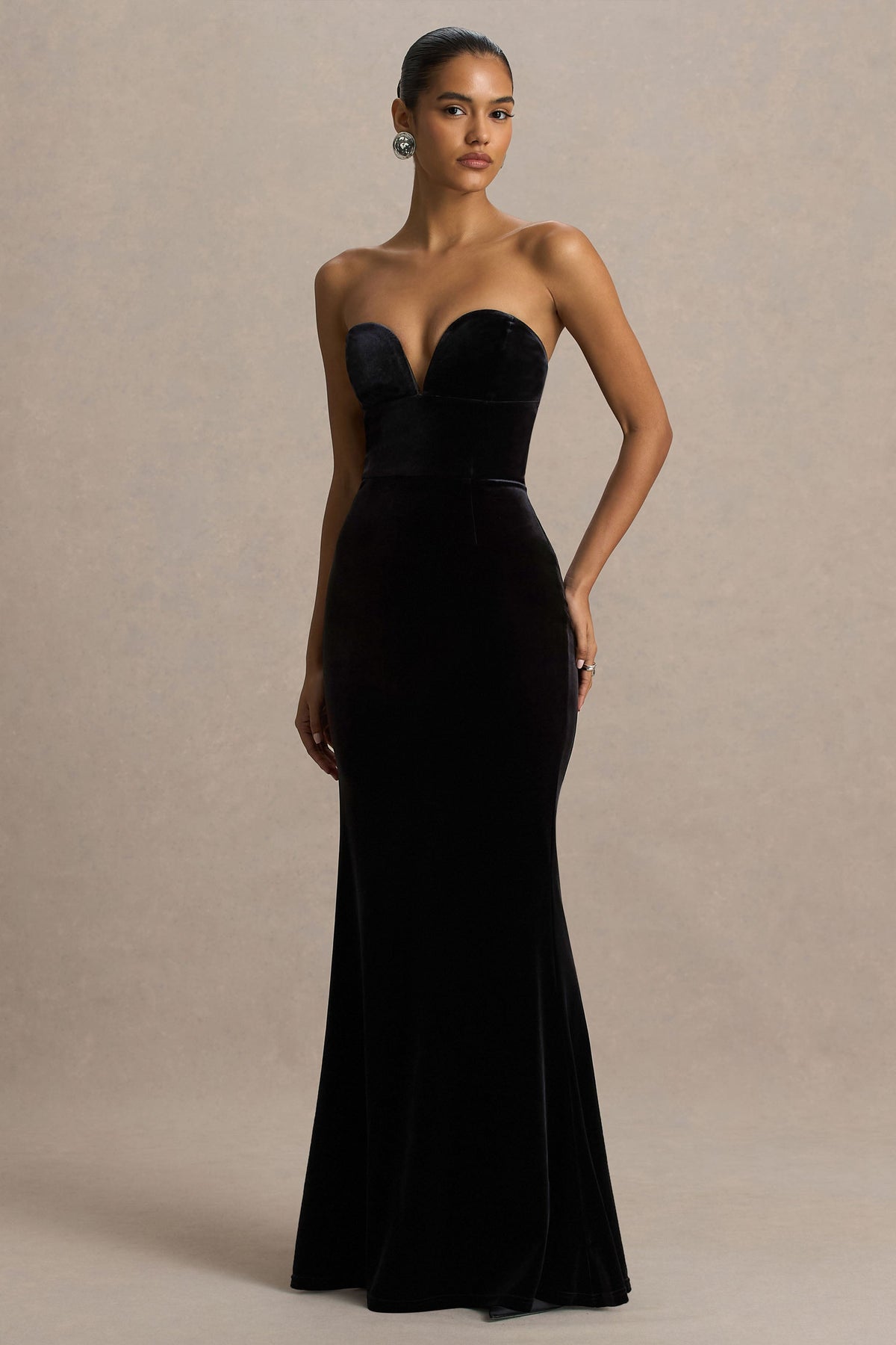 Yolanda | Vestido largo de terciopelo negro con escote corazón