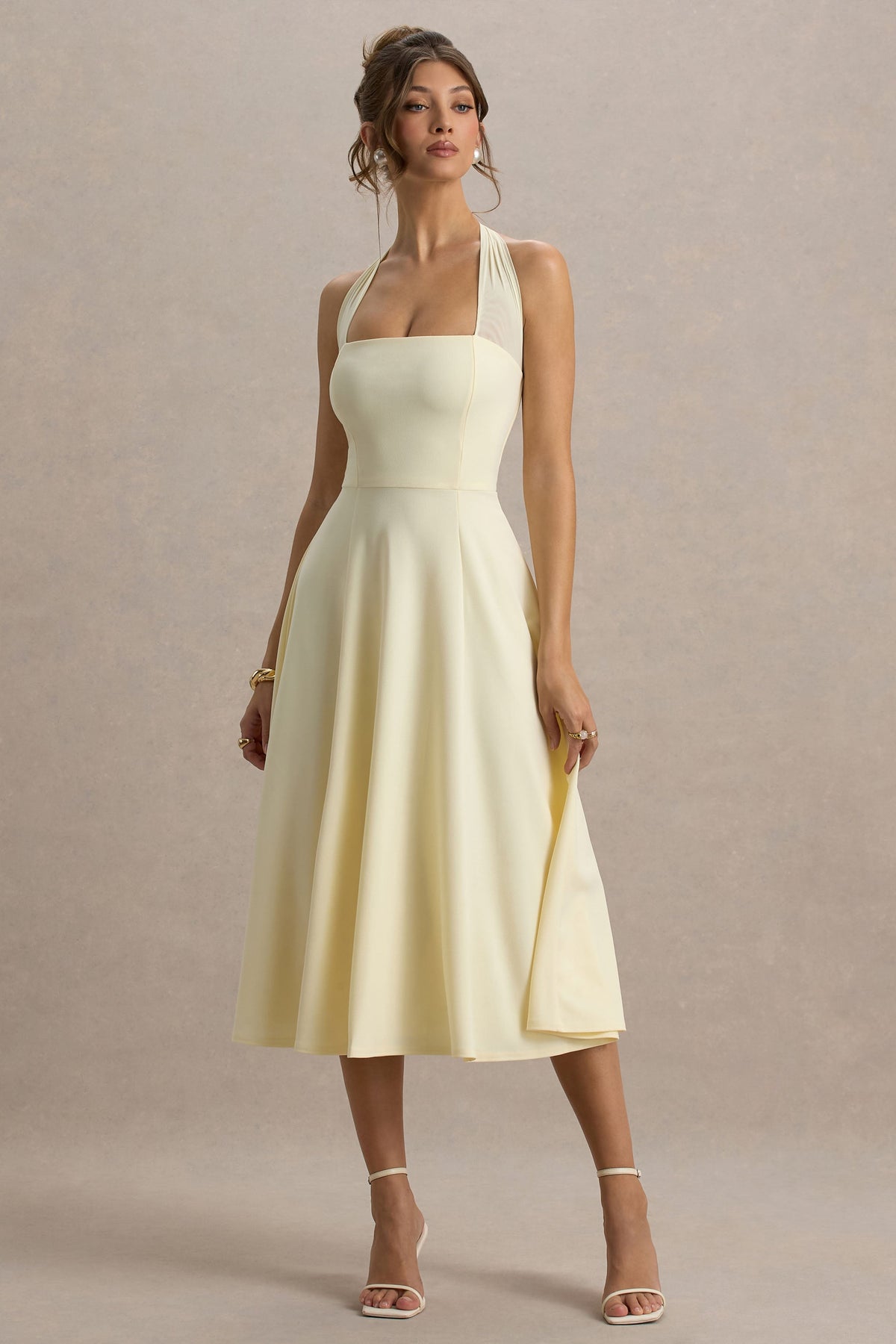 Auburn | Vestido midi amarillo pastel con escote halter de malla con lazo