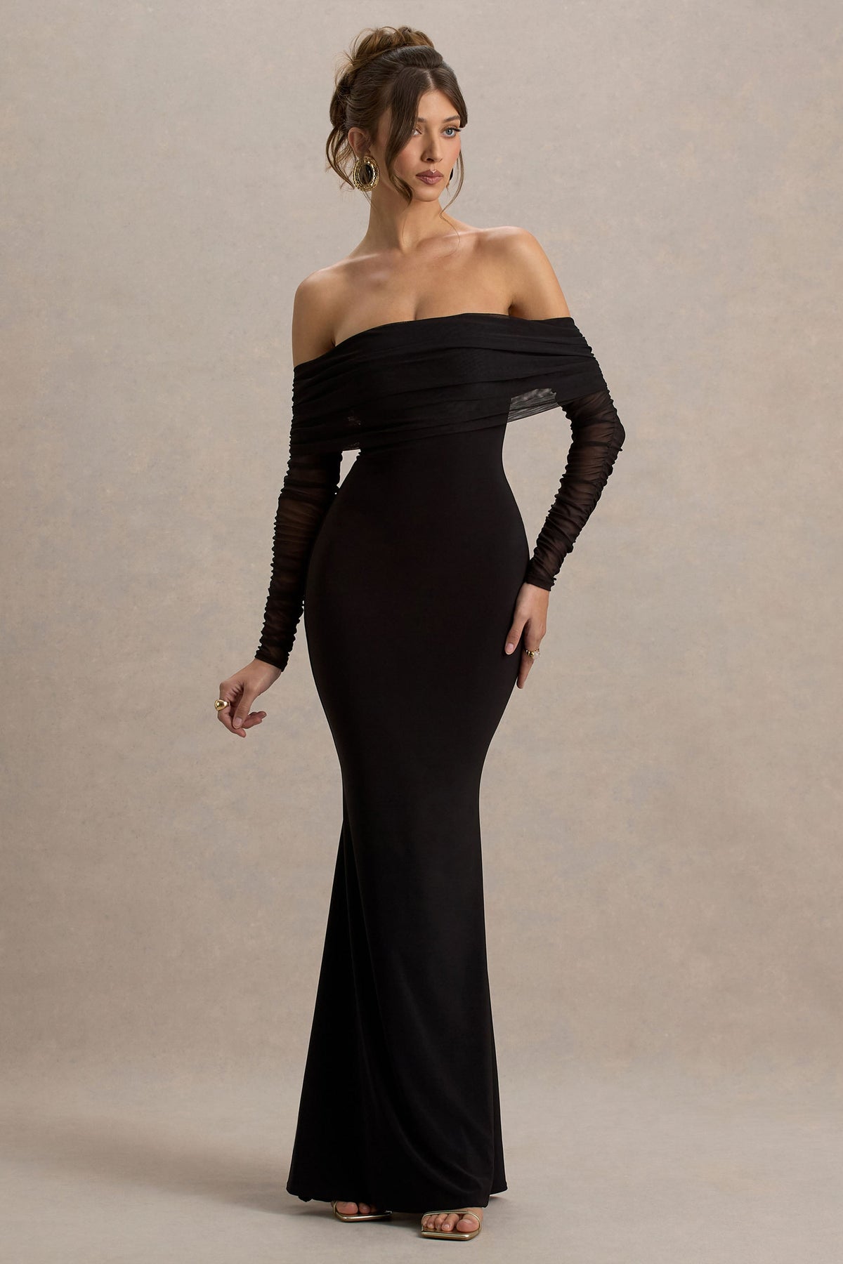 Madeleine | Vestido largo Negro  ajustado al cuerpo con mangas largas de malla y escote bardot