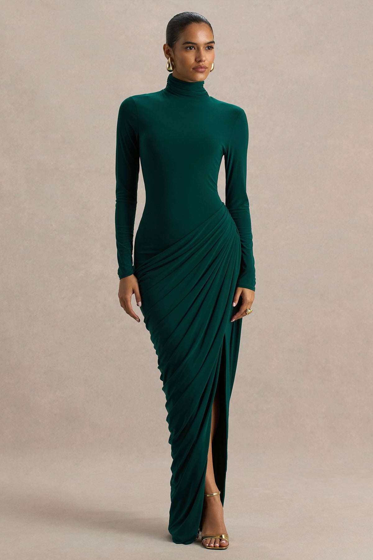 Betsy | Vestido Largo De Cuello Alto En Verde Botella Con Abertura Frontal y Detalle Fruncido