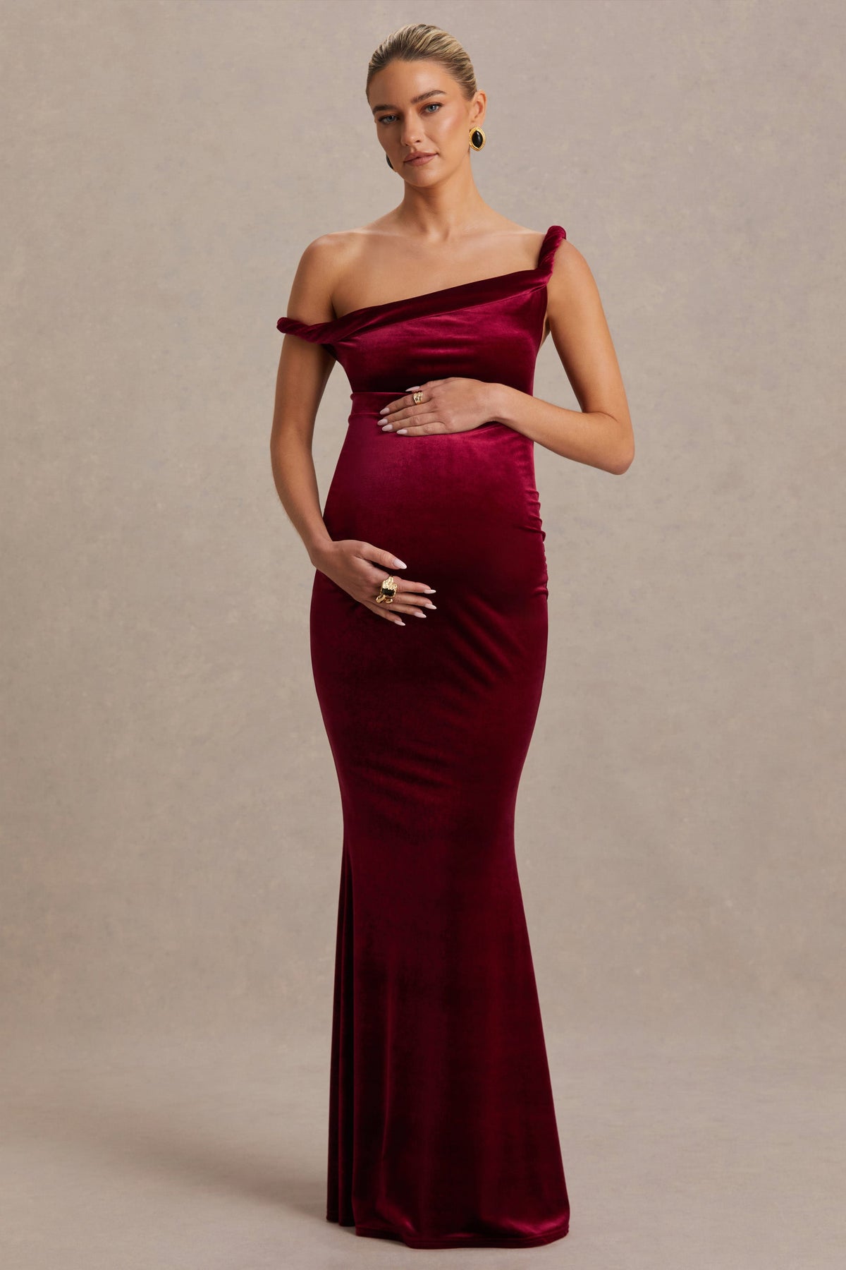 Tallulah | Vestido Largo de Terciopelo Burdeos con Escote Asimétrico y Manga Retorcida