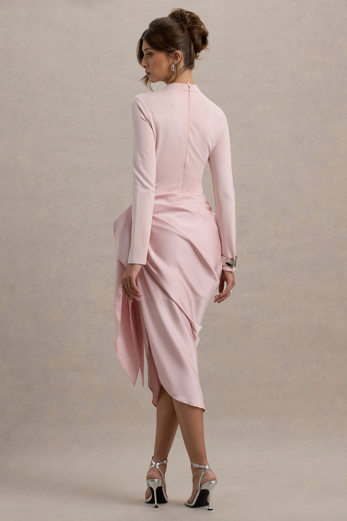 Raffie | Vestido Midi satinado rosa con mangas largas y drapeado lateral