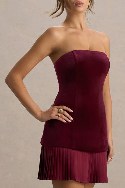 Valentina | Vestido corto de terciopelo burdeos con escote bandeau y falda plisada