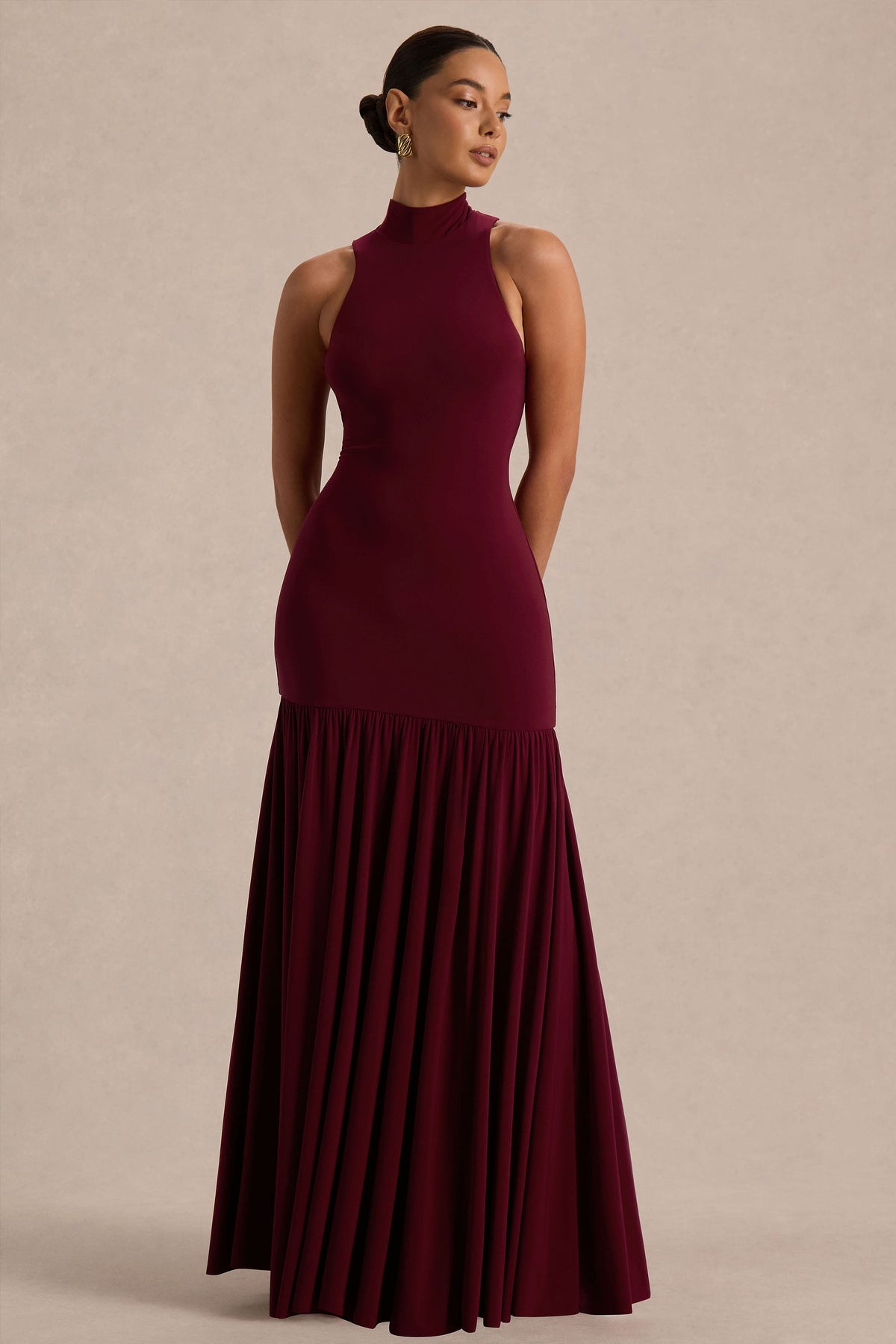 Tasmin | Vestido Largo color Burdeos con Cuello Alto y Cintura Caída