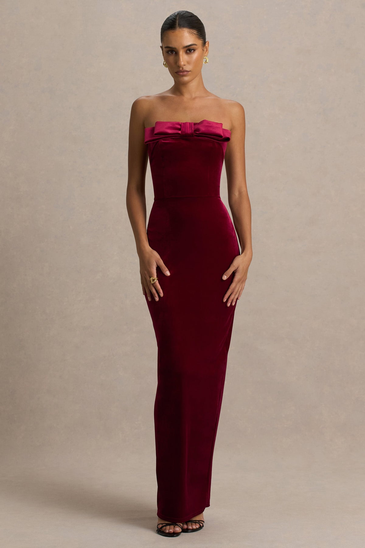 Illusion | Vestido Largo Burdeos De Terciopelo Con Escote Bandeau Y Lazo