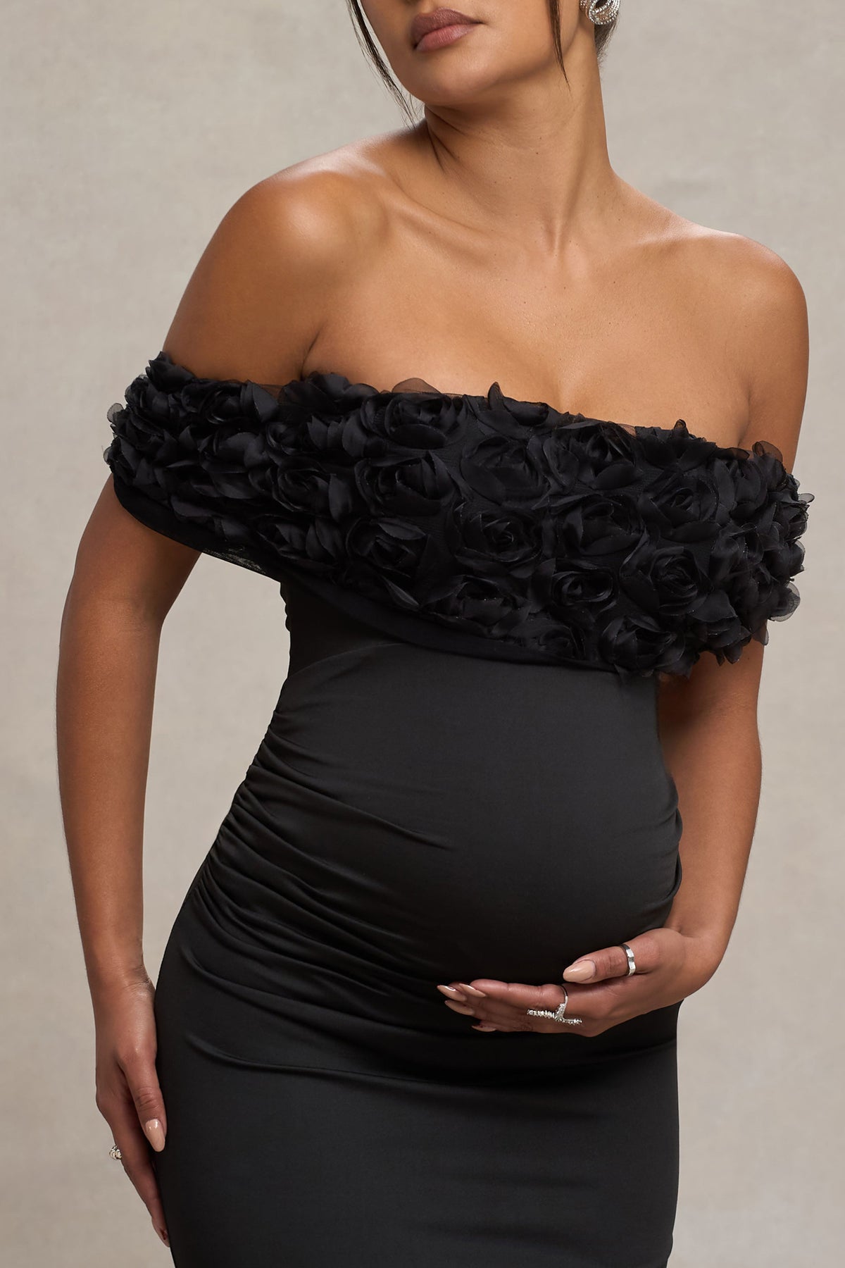 Inflorescence | Vestido largo de premamá negro con escote bardot floral de malla