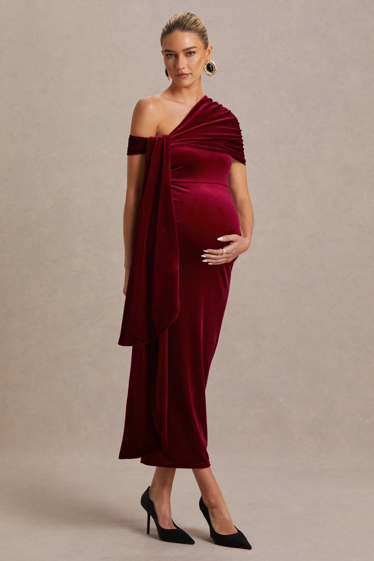 Zena | Vestido Midi Premamá de Terciopelo Burdeos con Escote Asimétrico y Detalle de Nudo y Fajín
