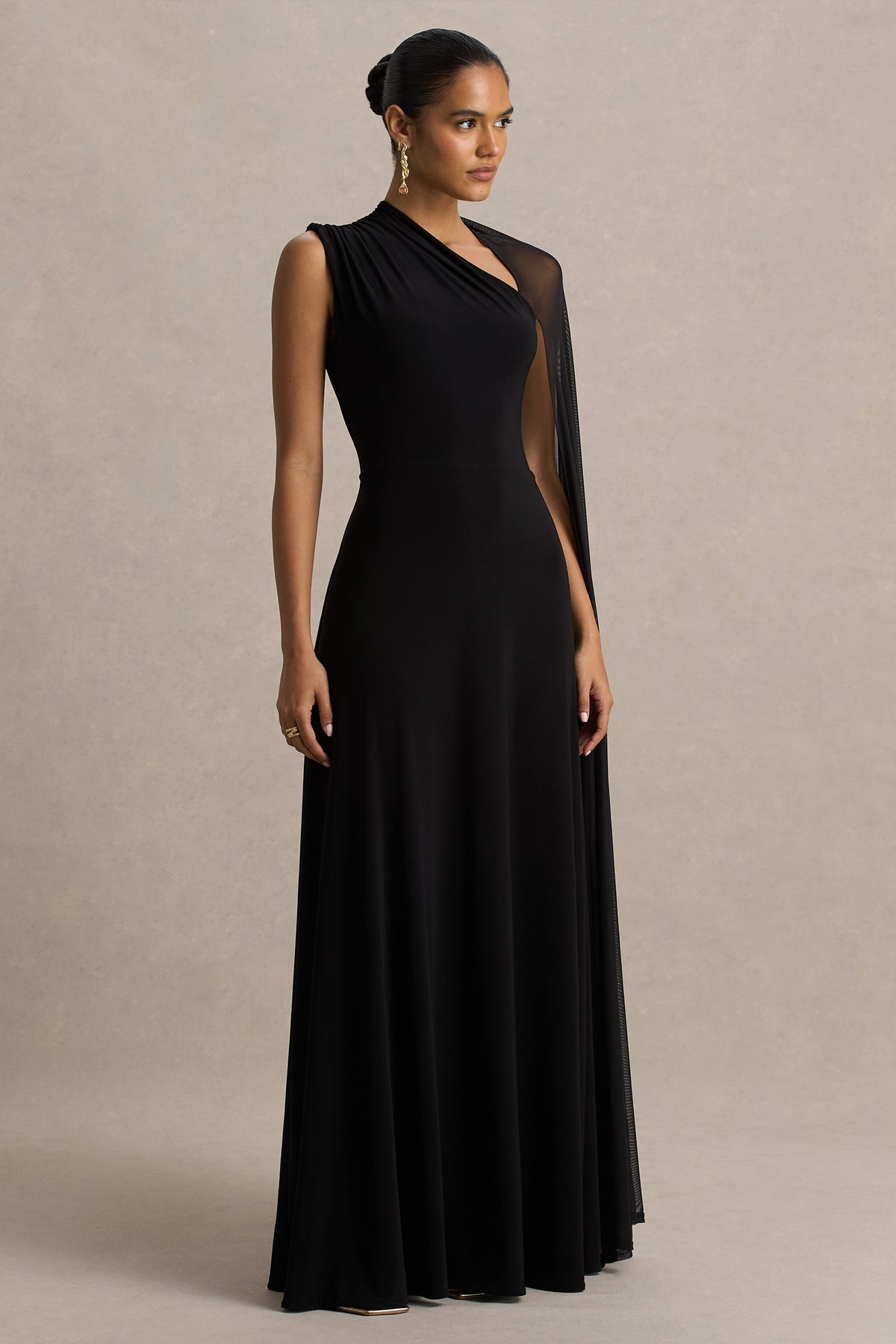 Selena | Vestido largo negro de tul con manga tipo capa