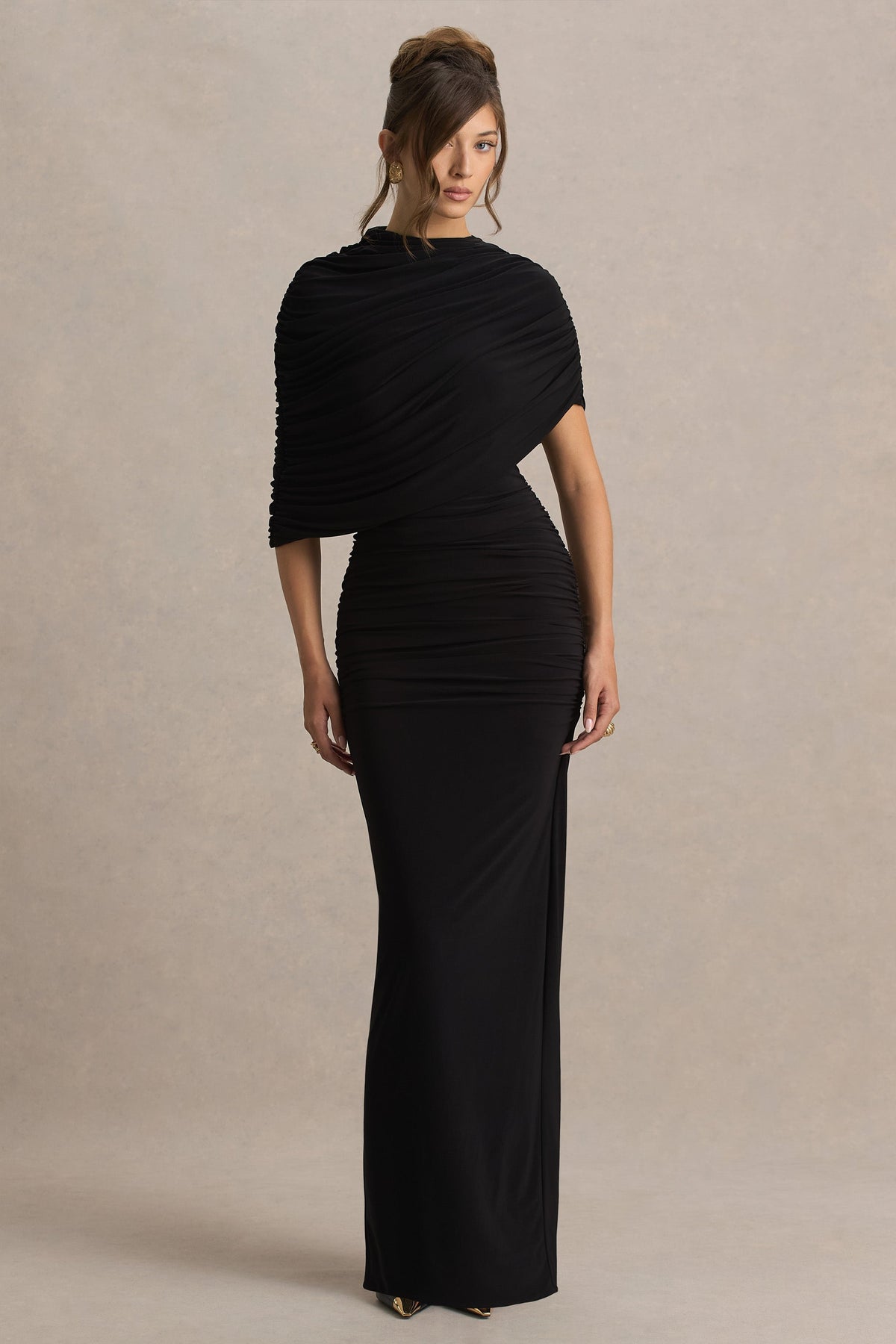 Glitz | Vestido largo en Negro con Escote Alto, Manga Capa y Detalle Fruncido