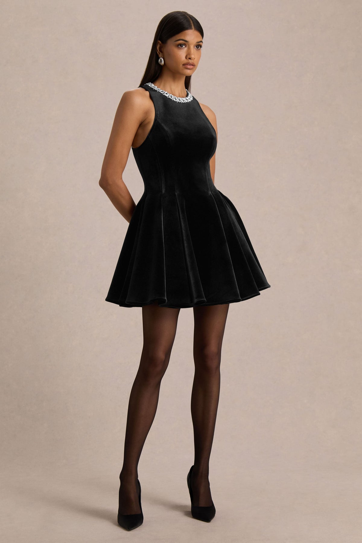 Meva | Vestido corto negro de terciopelo con cuello alto ornamentado