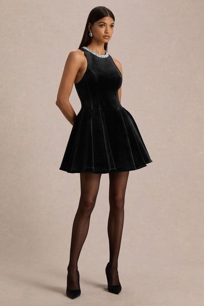 Meva | Vestido corto negro de terciopelo con cuello alto ornamentado