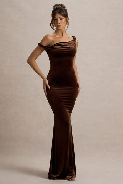 Neeka | Vestido largo Asimétrico de Terciopelo Marrón con Detalle Torcido