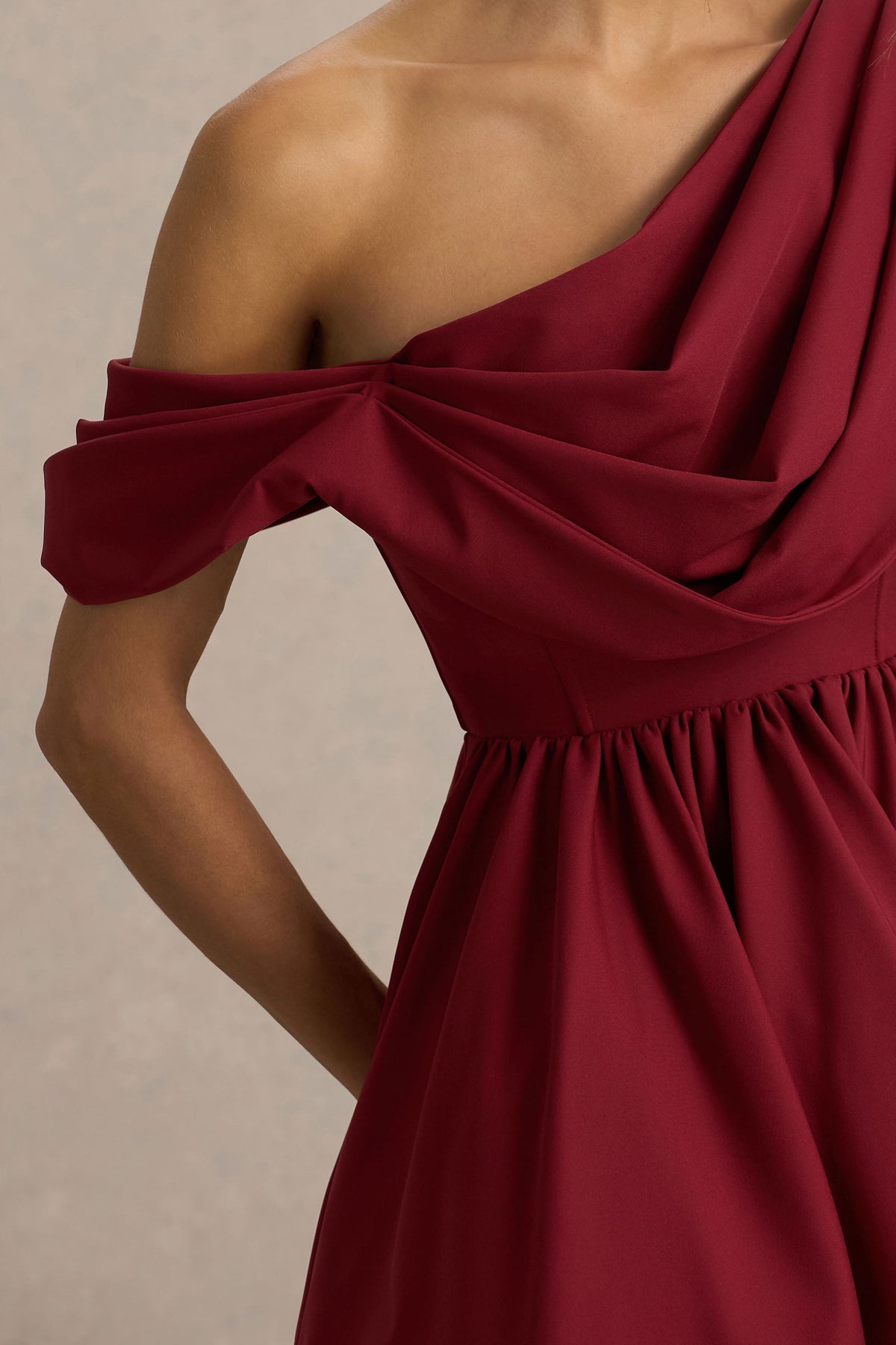 Verona | Vestido corto skater burdeos con escote asimétrico drapeado