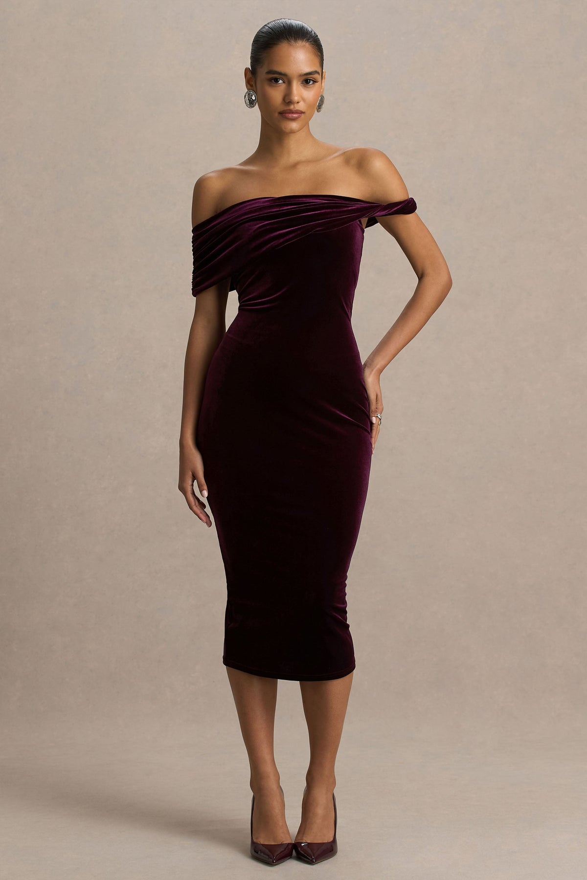 Billie | Vestido Midi de Terciopelo Burdeos con Escote Bardot y Manga Retorcida
